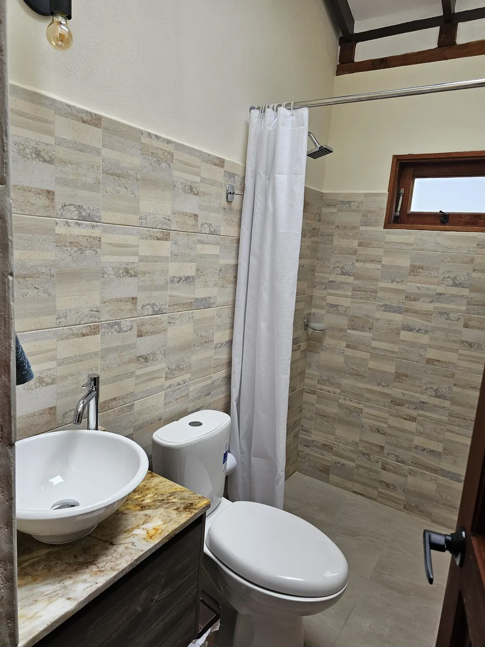 Baño con ducha y lavamanos tipo bowl