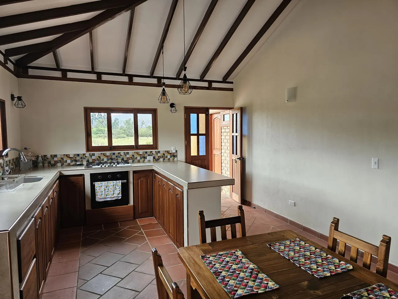 Cocina equipada con vista al campo