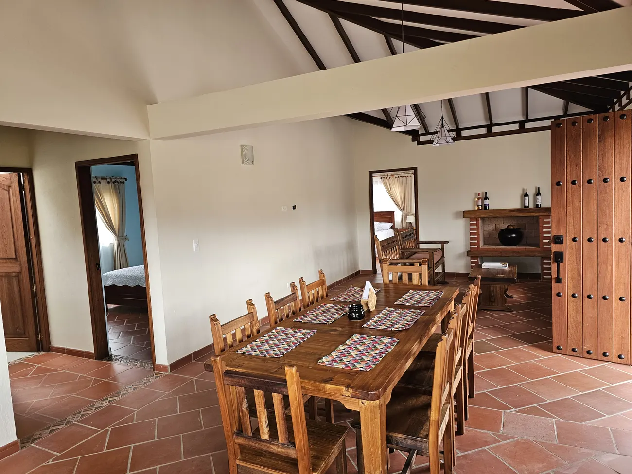 Sala comedor de Refugio Zuhé con chimenea