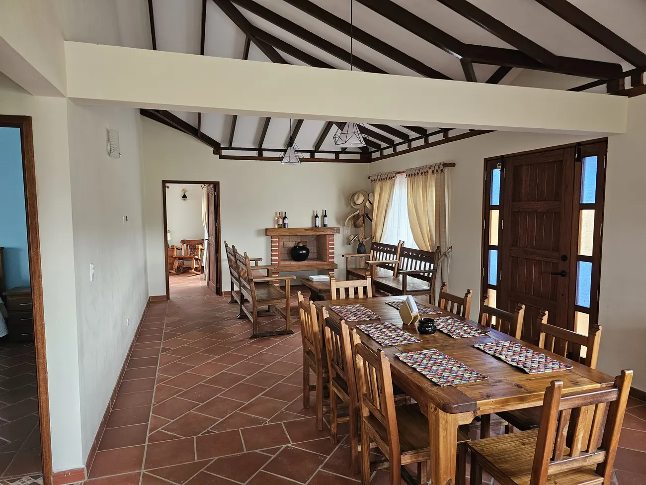 Sala comedor y entrada de la cabaña